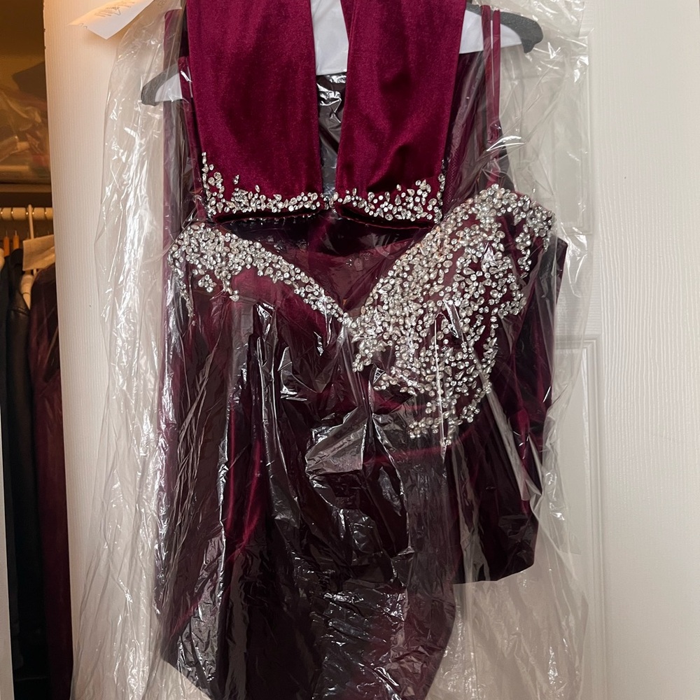 Elegant Burgundy Off-Shoulder Dress - Picture 6 of 10